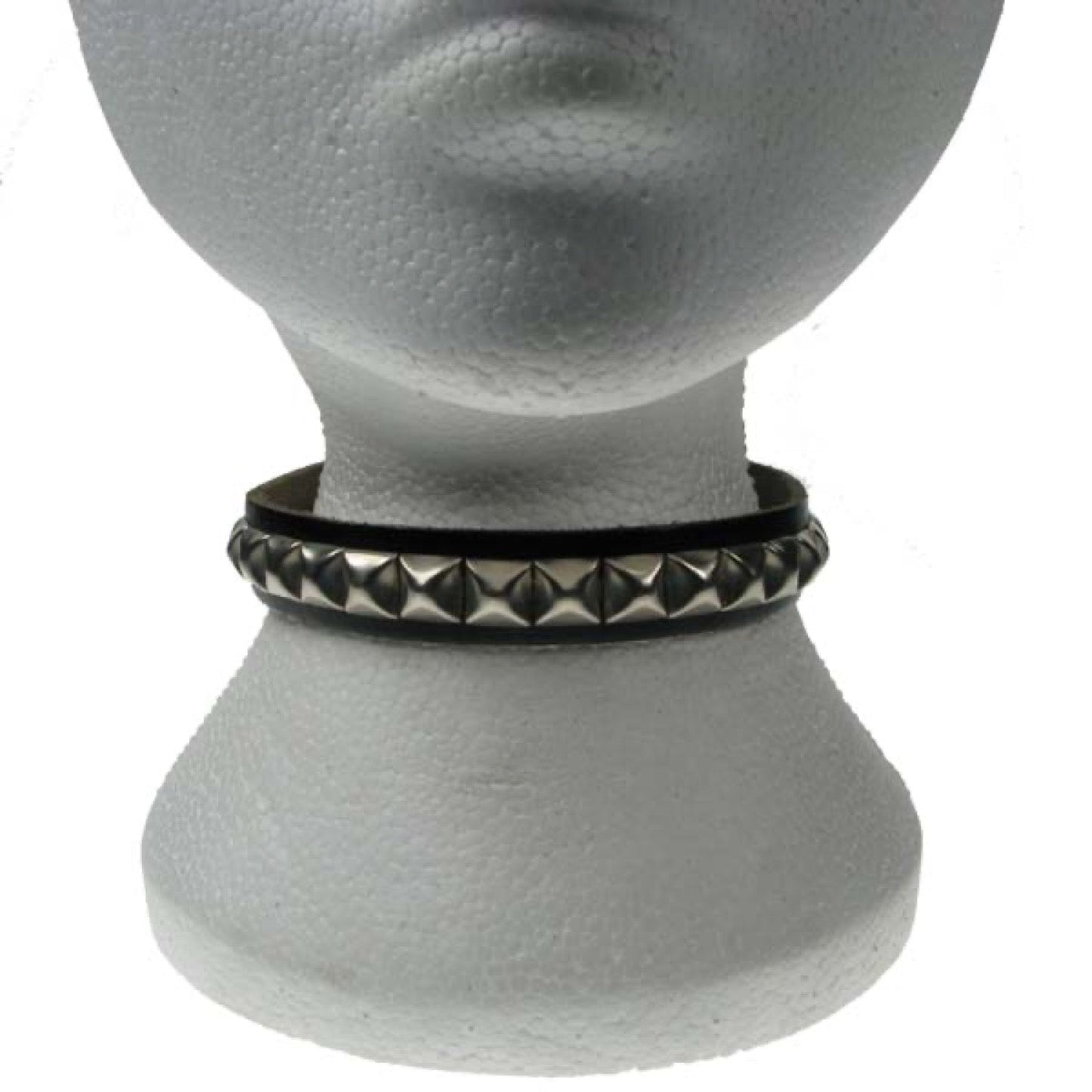 NB094 1 Row 10mm Small Pyramid Leather Choker
