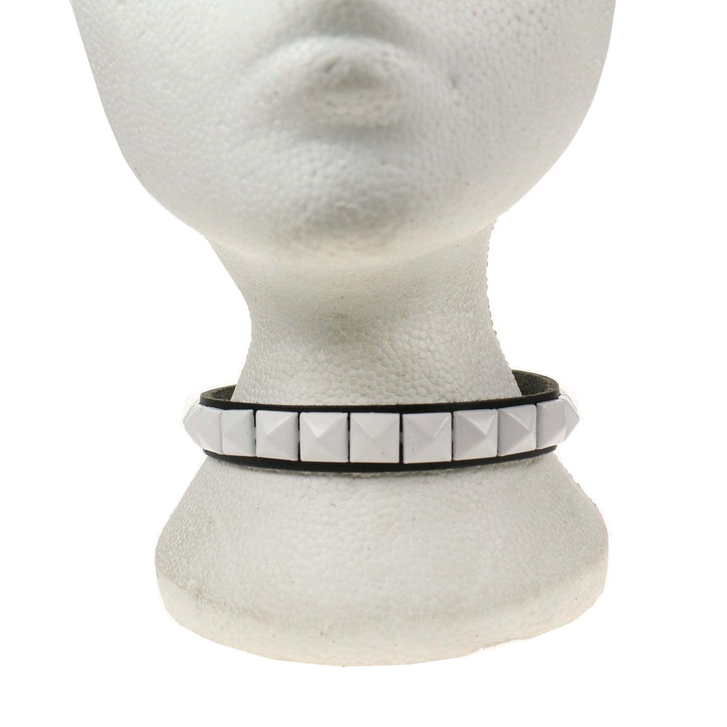 NB246D 1 Row 1/2 Inch White Pyramid Leather Choker