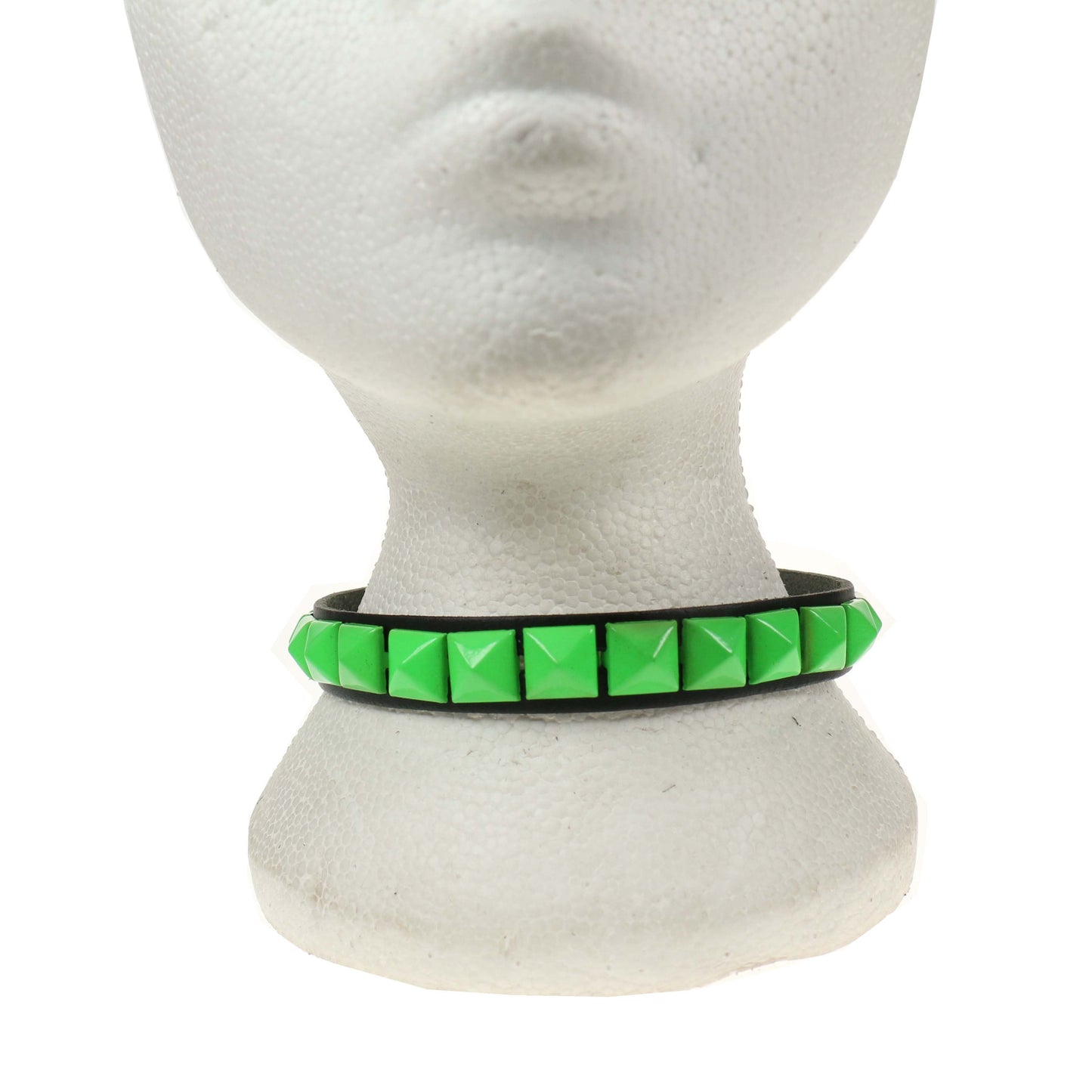 NB246E 1 Row 1/2 Inch Fl Green Pyramid Leather Choker
