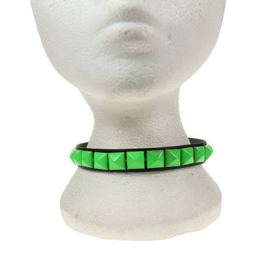 NB246E 1 Row 1/2 Inch Fl Green Pyramid Leather Choker