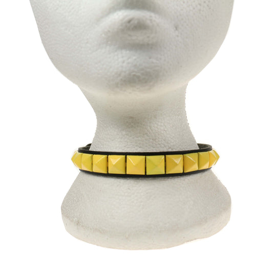 NB246G 1 Row 1/2 Inch Yellow Pyramid Leather Choker