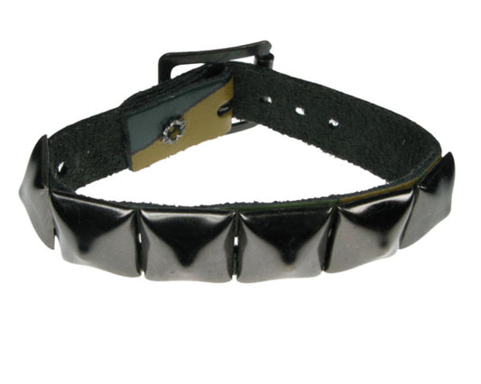 WB296 1 ROW BLACK PYRAMID ON GREEN CAMOFLAGUE Leather Wristband - Camo Green
